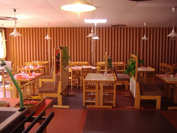 Tuy nhiên, ở Pháp thì canteen được thiết kế đơn giản hơn rất nhiều so với các trường tại Mỹ . Đây chính là nơi ăn uống của học sinh trường đại học Paris.