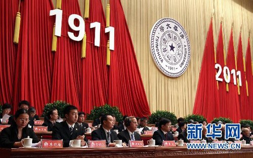 Không chỉ có vậy, Đại học Thanh Hoa còn là ngôi trường mang "màu sắc chính trị". Vì các nhà lãnh đạo và quản lý trong cơ quan bộ máy chính quyền Trung Quốc có khá nhiều người tiền thân là sinh viên Thanh Hoa. Trong số đó có Chủ tịch Trung Quốc Hồ Cẩm Đào.