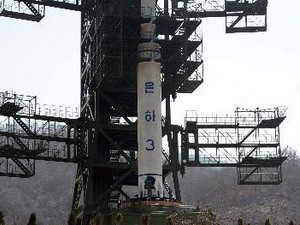 Các kỹ sư Triều Tiên kiểm tra tên lửa Unha-3 tại trung tâm vũ trụ Tangachai-ri ngày 8/4. (Nguồn: AFP/TTXVN)