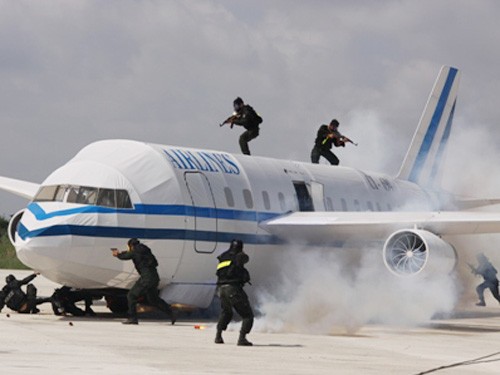 Lực lượng đặc nhiệm diễn tập chống khủng bố tại sân bay Cần Thơ