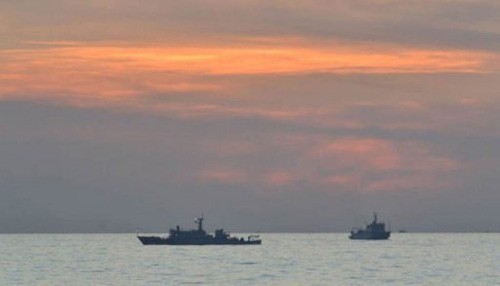 Bức hình hải quân Philippines chụp hai tàu hải giám Trung Quốc tại bãi cạn Scarborough – Nguồn: AFP