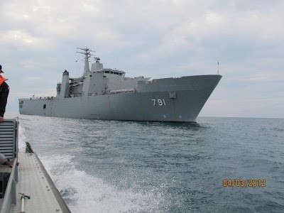 Tuy nhiên thiết kế tàu của Thái Lan sẽ có cửa và thang tàu ở mạn phải rộng gần 6m phục vụ việc chuyển binh sĩ và thiết bị khí tài hạng nhẹ.