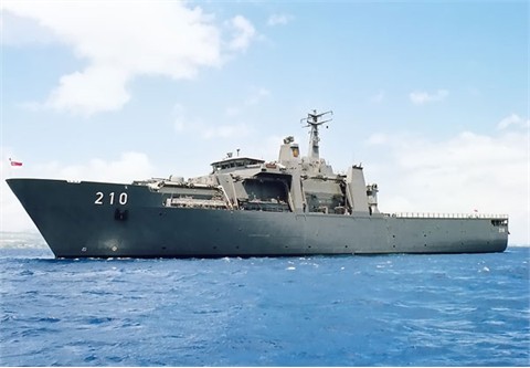 Hệ thống vũ khí chiến đấu trang bị trên tàu được cho là do Công ty Đan Mạch Terma cung cấp, bao gồm hệ thống chỉ huy C-Flex đa năng, radar cảm biến phát hiện mục tiêu trên không và mặt nước sử dụng công nghệ laser.