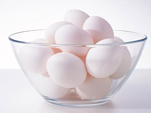 Trứng: Trứng là một nguồn giàu protein, vitamin và khoáng chất. Chúng giúp cân bằng lượng hormone và giảm tải những căng thẳng. Trứng được liệt vào danh sách thực phẩm tốt cho nam giới còn bởi tác dụng tăng ham muốn cho cánh mày râu.