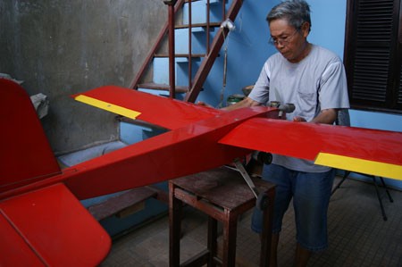Trước tình hình trên, ông Phạm Cao Hạnh đã đề xuất ý tưởng dùng máy bay mô hình điều khiển từ xa làm mô hình tập bắn. Máy bay điều khiển từ xa hoàn toàn đáp ứng yêu cầu đạt độ cao 400m và khi bắn không trúng có thể thu hồi để sử dụng tiếp.