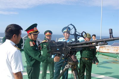 Thiếu tướng Phan Văn Giang kiểm tra công tác SSCĐ tại nhà giàn DK1 - 20.