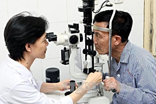 Nên khám mắt định kỳ ít nhất là 6 tháng 1 lần tại các cơ sở chuyên khoa mắt