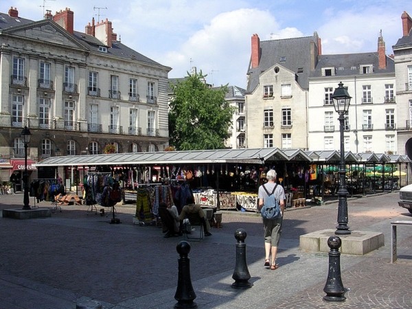 4. Quảng trường Bouffay: Nằm trong một khu phố cổ của trung tâm thành phố Nantes, quảng trường Bouffay là khu vực dành cho người đi bộ và mua sắm. Ở đây bạn có thể thư giãn, dùng đồ uống, và chiêm ngưỡng kiến trúc lịch sử đặc trưng của Nantes. Ngoài ra, nhà hàng và các món ăn ở đây đã mang đến cho quảng trường một bầu không khí lễ hội và thân thiện trong suốt cả năm, điều mà không thể có cách đây vài thế kỷ, bởi quảng trường Bouffay từng là nơi đặt máy chém để hành hình những người phạm tội.