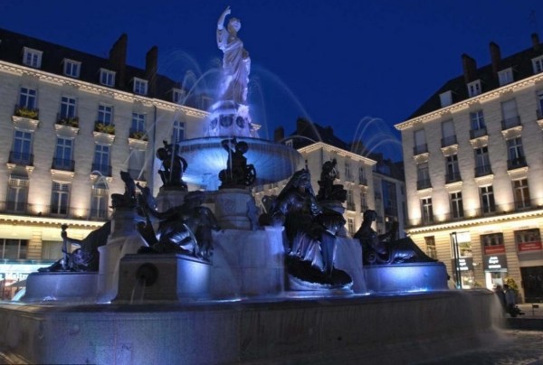 6. Quảng trường Royale: Được xây dựng vào năm 1788, Royale là một trong những quảng trường lớn nhất nằm ở trung tâm của Nantes, được dùng để dành riwwng cho người đi bộ. Quảng trường Royale tập hợp nhiều quán cafe ngoài trời, tất cả nằm bao quanh một đài phun nước lớn xây dựng vào năm 1865 bởi nhà điêu khắc Du Locle và sở hữu một hệ thống ánh sáng tuyệt vời từ năm 2007.