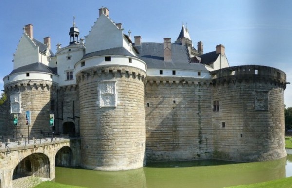 7. Lâu đài Công tước Brittany: Một địa danh khác mà bạn không thể bỏ qua khi du lịch ở Nantes chính là lâu đài Công tước Brittany. Nằm ngay trong trung tâm thành phố, Brittany là một trong những lâu đài cuối cùng và lộng lẫy nhất khu vực sông Loire. Được mệnh danh là lâu đài của những lâu đài, Brittany sở hữu bức tường thành khổng lồ dài gần 500m với 7 ngọn tháp cao ngất. Từ đây có thể nhìn ra thành phố và thánh đường bên cạnh. Khu vực đảo Feydeau cổ - nơi lâu đài tọa lạc, có rất nhiều ngôi nhà tráng lệ được xây dựng từ những năm 1700. Bên trong lâu đài là cung điện nguy nga hình thành từ thế kỷ 15 và một bảo tàng công nghệ cao ghi lại mọi diễn biến trong lịch sử của thành phố từ thời La Mã hay thời quân Đức xâm lược.