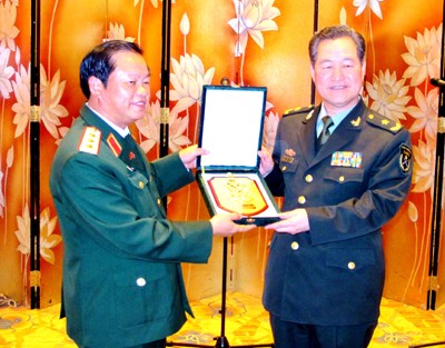 Thượng tướng Đỗ Bá Tỵ tặng quà lưu niệm cho lãnh đạo Quân khu tỉnh Thiểm Tây