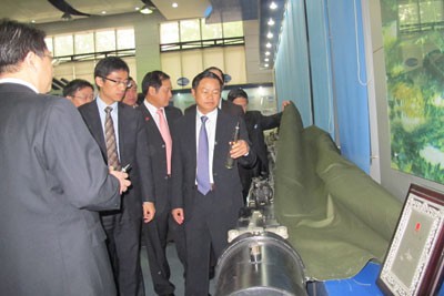 Thượng tướng Đỗ bá Tỵ tham quan sản phẩm của Công ty Côn Lôn