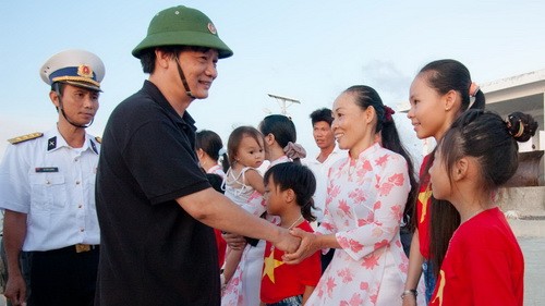 Trưởng đoàn công tác - ông Trần Sơn Hải, phó chủ tịch thường trực UBND tỉnh Khánh Hòa, thăm hỏi quân và dân đang sinh sống, làm việc trên đảo Song Tử Tây - Ảnh: Tiến Thành