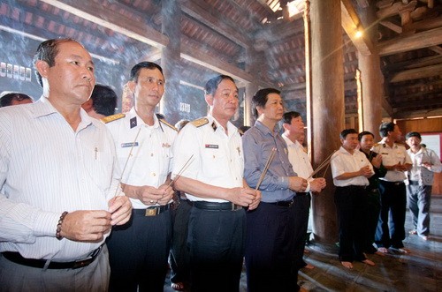 Lãnh đạo đoàn công tác ra thăm Trường Sa dâng hương tại chùa Song Tử Tây - Ảnh: Tiến Thành