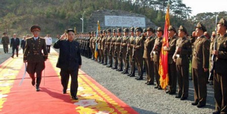 Bảo tàng Quân đội Triều Tiên nằm ở khu vực ngoại ô thủ đô Bình Nhưỡng. Trong ảnh, Chủ tịch Kim Jong Un duyệt đội danh dự.