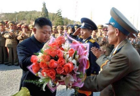 Chủ tịch Kim Jong Un đón nhận bó hoa từ các tướng lĩnh Hải - Lục - Không quân Triều Tiên.