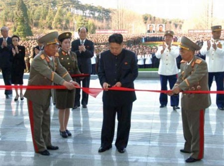 Chủ tịch Kim Jong Un cắt băng khánh thành Bảo tàng Quân đội Nhân dân Triều Tiên