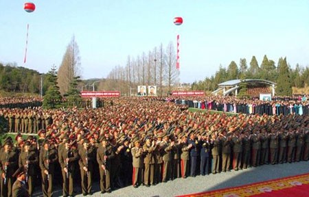 Buổi lễ khánh thành có sự tham gia của hàng nhìn sĩ quan binh sĩ, quan chức chính phủ và nhân dân Triều Tiên.