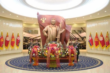 Ngay tại cửa vào bảo tàng là bức tượng đồng Chủ tịch Kim Jong Il cầm trên tay khẩu AK.