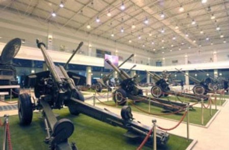 Khu trưng bày phụ nằm ngay cạnh khu chính với những chủng loại pháo xe kéo được Triều Tiên tự chế tạo hoặc nhập khẩu.