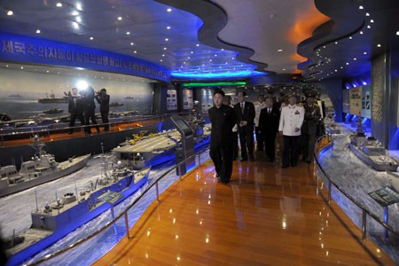 Chủ tịch Kim Jong Un cùng quan chức chính phủ - quân đội tham quan khu trưng bày khác trong bảo tàng, những mô hình bên trong minh họa cụm tàu sân bay chiến đấu của Mỹ.