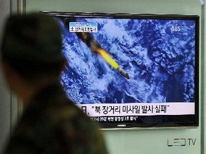 Người dân Hàn Quốc theo dõi vụ phóng tên lửa của Triều Tiên trên truyền hình tại nhà ga ở Seoul, ngày 13/4. (Ảnh: AFP/TTXVN)