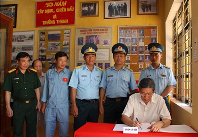 Đồng chí Đinh Thế Huynh ghi vào sổ vàng truyền thống của Trung đoàn 910