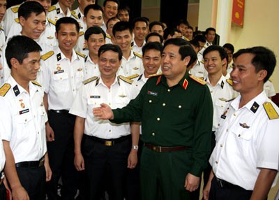 Đại tướng Phùng Quang Thanh động viên lực lượng tàu ngầm đi đào tạo nước ngoài. Ảnh Quang Thái