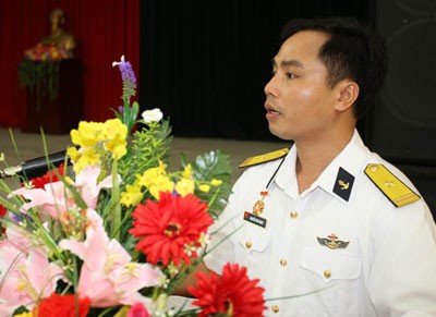 Thiếu tá Nguyễn Xuân Bách, thay mặt các học viên hứa hẹn với Bộ trưởng