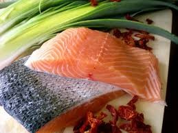 Cá hồi: Cá hồi là loại thực phẩm khác giúp cải thiện trí nhớ. Trong cá hồi có chứa rất nhiều axit béo – omega 3, được xem như là thành phần thiết yếu giúp bộ não khỏe mạnh Xem thêm: Những loại quả cực tốt giúp thanh nhiệt giải độc mùa hè / Lộ diện "hung thủ" khiến phụ nữ mọc ria, nổi mụn, béo phì kỳ quái