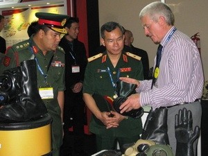 Đoàn đại biểu Bộ Quốc phòng Việt Nam tham quan các gian hàng. (Ảnh: Xuân Triển/Vietnam+)