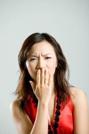 Bệnh hôi miệng, là chứng bệnh do nhiều nguyên nhân gây nên, có thể do những viêm nhiễm trong khoang miệng hay răng, lợi hoặc ở đường hô hấp trên như viêm mũi họng, viêm tai giữa, viêm xoang... Cũng có khi do hở tâm vị hay sau một bữa ăn còn sót lại những mảnh thực phẩm bám ở khe, kẽ răng khiến vi khuẩn xâm nhập sinh ra mùi hôi. Xem thêm: 7 mẹo hay chữa hôi miệng cho các quý ông / Lộ diện "hung thủ" khiến phụ nữ mọc ria, nổi mụn, béo phì kỳ quái