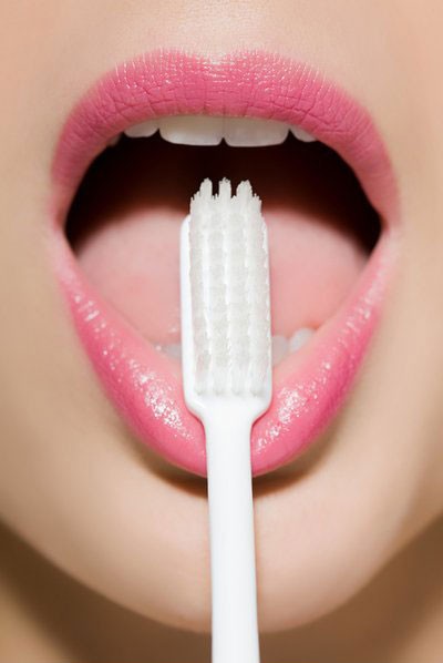 Ngoài ra, để hơi thở được thơm tho, bạn cần vệ sinh răng miệng tốt để đảm bảo không còn thức ăn thừa giắt ở răng, nạo sạch lưỡi, uống đủ nước để tránh khô miệng và làm sạch hơn khoang miệng. Nếu áp dụng thường xuyên các cách trên mà miệng vẫn hôi, bạn cần đến bác sĩ để phát hiện và giải quyết dứt điểm bệnh lý vì chắc chắn đó chính là nguyên nhân khiến bạn hôi miệng. Xem thêm: 7 mẹo hay chữa hôi miệng cho các quý ông / Lộ diện "hung thủ" khiến phụ nữ mọc ria, nổi mụn, béo phì kỳ quái