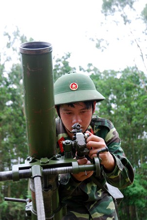 Chiến sĩ Nguyễn Như Thiện, pháo thủ số 1, C15, e43 đang lấy phân tử ống ngắm Cối 100mm