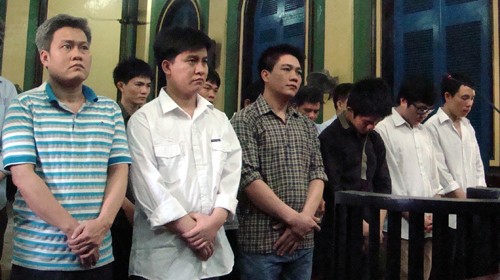 Huỳnh Ngọc Quang (thứ hai từ trái qua) và đồng bọn tại phiên tòa - Ảnh: C.Mai