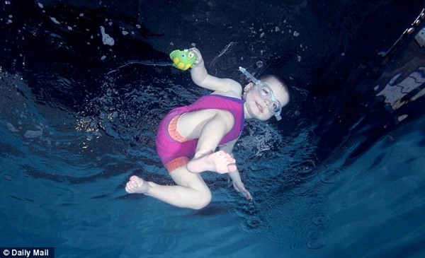 Hiện tại, bé Rosanna đã có thể bơi một đoạn dài 15m. Hiện Rosanna Ogden còn là thành viên nhỏ tuổi nhất tham dự cuộc thi bơi bội dành cho người bị tim mạch ở nước Anh. Huấn luyện viên Mary Parkinson, người hướng dẫn Rosanna bơi lội cho biết: “Cô bé trông như một chú cá nhỏ, bơi lội khi mới 2 tuổi quả là điều rất tuyệt vời". Xem thêm: Những loại cá cực tốt cho sức khỏe (P2) / Cá quả: Những công dụng tuyệt vời có thể bạn chưa biết
