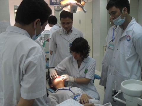 BS Hoàng Thị Bạch Dương đang khám răng cho bệnh nhân.