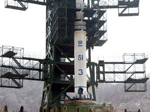 Các kỹ sư Triều Tiên kiểm tra tên lửa Unha-3 tại trung tâm vũ trụ Tangachai -ri ngày 8/4. (Nguồn: Internet)