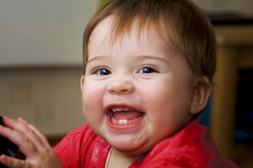 Mọc răng đôi lúc cũng gây ra những phiền toái cho trẻ như tính khí cáu giận, chảy nước mũi ròng ròng, hay quấy khóc .... Nếu lo lắng về những hành động của con mình, bạn nên hỏi ý kiến bác sĩ hay các nhà tư vấn sức khoẻ, và cũng đừng quy hết những hành động khác thường đó là do mọc răng vì mọc răng không làm cho trẻ ốm. Xem thêm: Chùm ảnh: Sự nguy hiểm của việc sâu răng ở trẻ / Ung thư trẻ em: Tử vong nhiều nhưng chưa được quan tâm / 10 căn bệnh ung thư thường gặp ở trẻ và các dấu hiệu nhận biết khi mắc phải