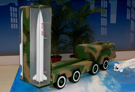 Mô hình xe mang ống phóng tên lửa đạn đạo BP-12A mà Trung Quốc thường đưa tới các triển lãm.