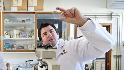 Bác sĩ Mike Bruce trong phòng thí nghiệm phân tích các mẫu đông dược Trung Quốc.