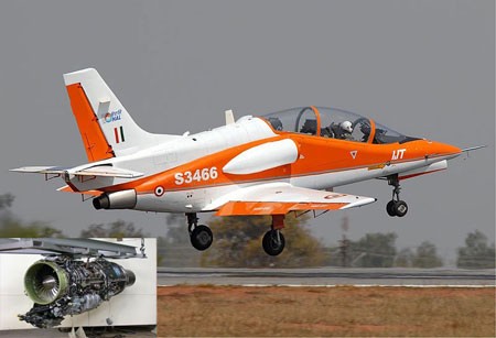 Máy bay huấn luyện chiến đấu tiên tiến HJT-36 trang bị một động cơ tuốc bin phản lực cánh quạt đẩy AL-55I (góc trái).