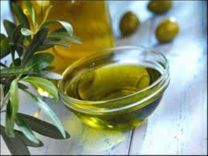 Dầu ô liu, thực vật: Polyphenol có trong dầu ô liu giúp giảm viêm, là lựa chọn hàng đầu trong thực đơn của người bị viêm khớp. Các chất béo có trong dầu thực vật (hướng dương, dầu đậu nành...) chủ yếu là a xít omega-6. Sự mất cân bằng giữa omega-3 và omega-6 có thể gây ra tình trạng viêm. Xem thêm: Những thực phẩm cực tốt giúp thanh nhiệt, giải độc trong mùa hè (P2) / Điểm mặt một số loại rượu ngâm thảo dược cực tốt cho sức khỏe