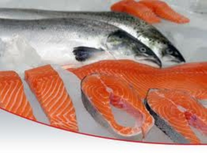 Cá hồi: Loại cá này giàu 2 loại chất dinh dưỡng có thể nuôi dưỡng sự khỏe mạnh của khớp xương, đó là vitamin D và a xít béo omega-3. Nếu thiếu vitamin D, như phần lớn những người trưởng thành, việc bổ sung loại vitamin này có thể góp phần xoa dịu những cơn đau do viêm khớp và hạn chế khả năng tàn tật. Còn a xít béo omega-3 luôn được giới chuyên gia khuyên dùng do khả năng chống viêm nhiễm của nó. Xem thêm: Những thực phẩm cực tốt giúp thanh nhiệt, giải độc trong mùa hè (P2) / Điểm mặt một số loại rượu ngâm thảo dược cực tốt cho sức khỏe