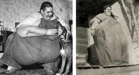 4. Robert Earl Hughes: Khi còn sống, Robert Earl Hughes (4/6/1926 – 10/7/1958) là người nặng nhất từng được biết đến trong lịch sử thế giới. Cân nặng “khủng” của ông là hậu quả của sự cố ở tuyến yên. Ở giai đoạn phì nộn nhất, người ta đã đo được vòng ngực của Hughes là 3,15m và cân nặng ước tính 486kg. Lúc 6 tuổi, Hughes nặng tới 92kg, lúc lên 10 tuổi là 171kg và đến khi mất ông đã nặng hơn nửa tấn. Xem thêm: Lạ lùng người phụ nữ khóc ra 'kim cương' / Trẻ béo phì dễ mắc ung thư gan khi trưởng thành / Bệnh lạ: Cô gái sau hôn mê bỗng trở thành... người đồng tính