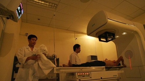 Kiểm tra bệnh bằng máy tại BV K Hà Nội. Ảnh: Tuổi trẻ