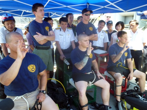 Cuộc huấn luyện cấp cứu y tế khẩn cấp dành cho thợ lặn được tổ chức trên tàu cứu hộ USNS Safeguard với sự tham gia của các chuyên gia Mỹ và 12 bác sĩ Hải quân Việt Nam. Ảnh: Các thợ lặn trên tàu USNS Safeguard đã sẵn sàng