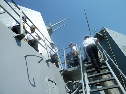 Chiều cùng ngày, trên tàu khu trục USS Chafee neo ngoài vịnh Đà Nẵng, cách cảng Tiên Sa 10km, 5 sĩ quan Hải quân Việt Nam đã chứng kiến các thuỷ thủ Hoa Kỳ thể hiện kỹ năng kiểm soát thảm họa và được hướng dẫn sử dụng trang phục tự kiểm soát đường thở (SCBA), các thiết bị dùng để ngăn chặn ngập nước và lụt lội trên tàu, thiết bị cắt PECU (chẳng hạn dùng để phá khoan tàu cứu người mắc kẹt). Các sĩ quan Hải quân Việt Nam cũng đã trực tiếp thực hành với dụng cụ cắt PECU này. Ảnh: Đoàn sĩ quan Hải quân Việt Nam tham gia tập huấn trên tàu khu trục USS Chafee neo ngoài vịnh Đà Nẵng