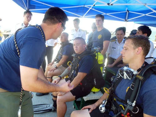 Nhóm trưởng kiểm tra thiết bị của các thợ lặn và dặn dò lần cuối