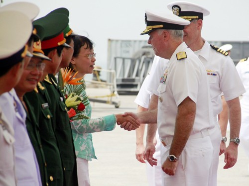 Chuẩn đô đốc Tom Caney, Tư lệnh Lực lượng đặc nhiệm 73 bắt tay cám ơn lãnh đạo chính quyền TP Đà Nẵng và các cơ quan hữu quan Việt Nam đã tạo điều kiện cho 3 chiến hạm Hoa Kỳ có một chuyến thăm rất thành công - Ảnh: HC